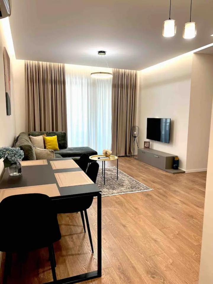 Lindi' 2 5 * Tirana
